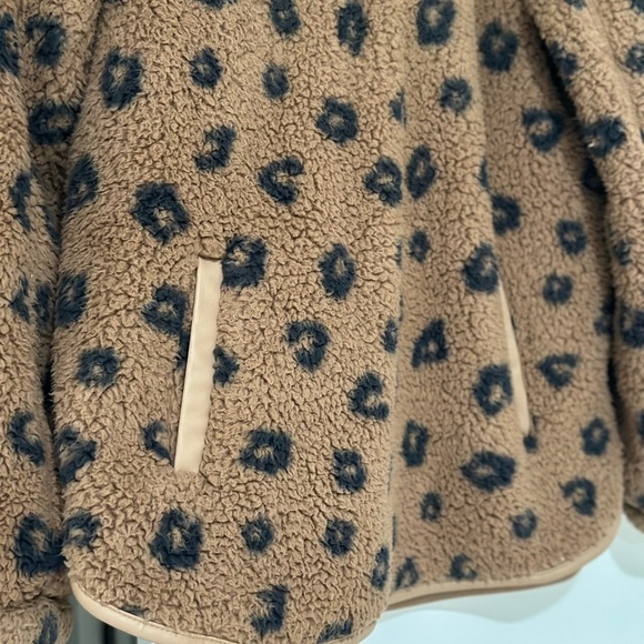 Abercrombie and Fitch Sherpa Sweater - Picture 6 of 6